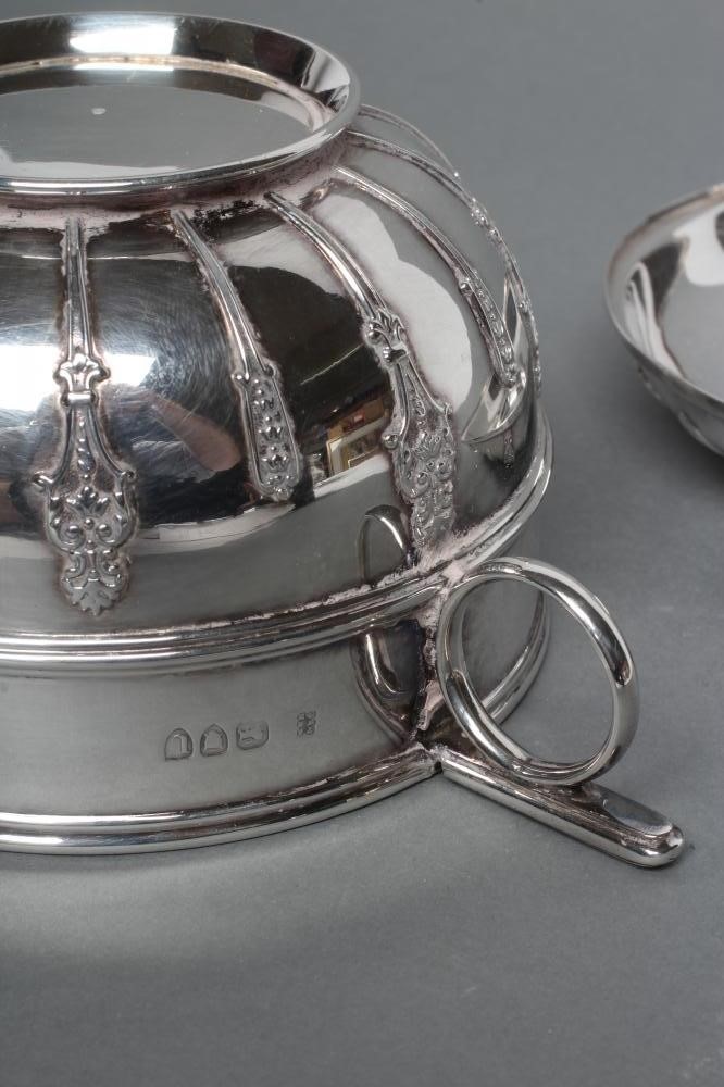 A LATE VICTORIAN SILVER ARTS AND CRAFTS PORRINGER AND COVER Image