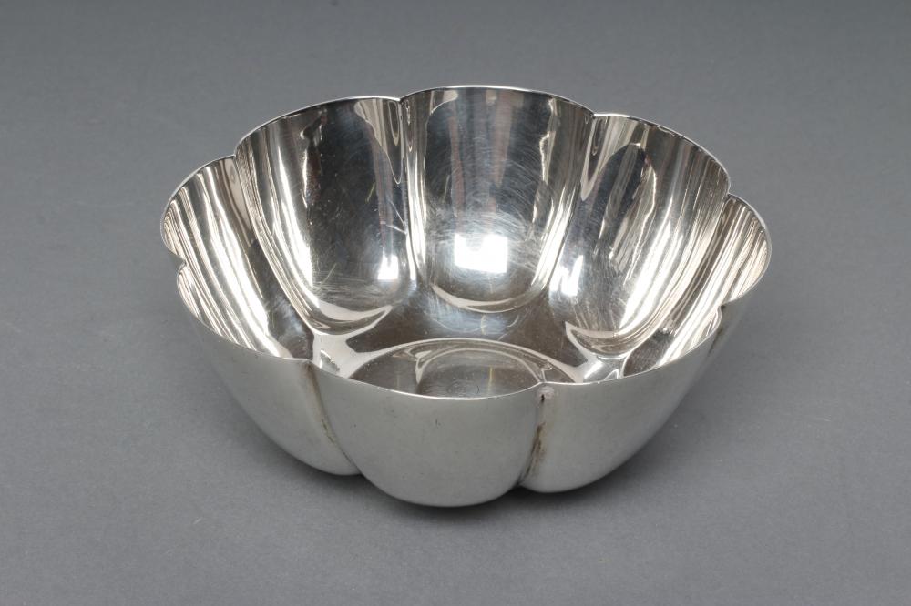 AN EDWARDIAN SILVER BOWL Image