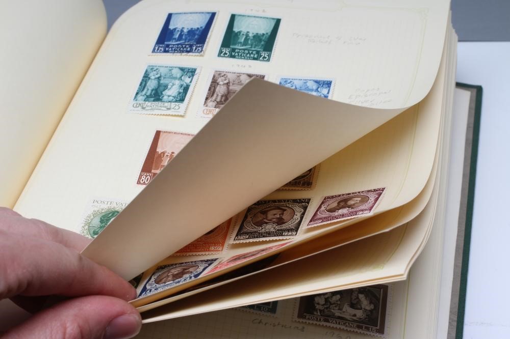 A GREAT BRITAIN AND VATICAN COLLECTION in simplex album Image