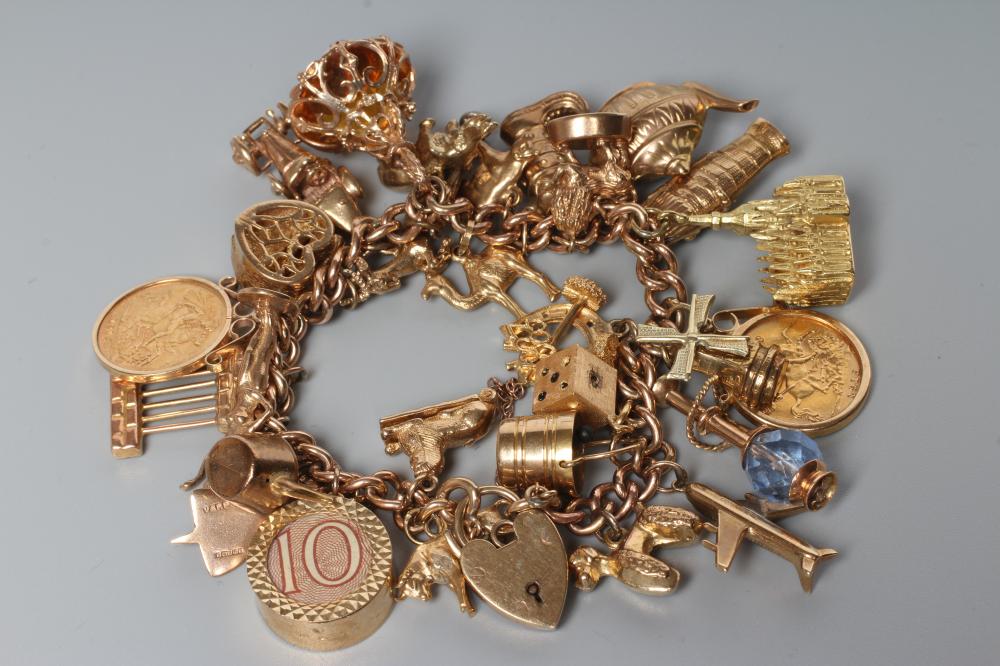 A 9CT GOLD FANCY CURB LINK BRACELET Image