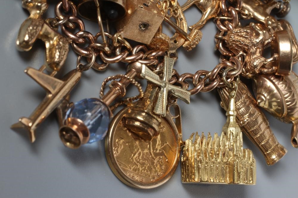 A 9CT GOLD FANCY CURB LINK BRACELET Image