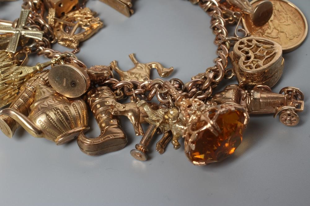 A 9CT GOLD FANCY CURB LINK BRACELET Image