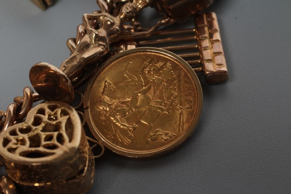 A 9CT GOLD FANCY CURB LINK BRACELET Image