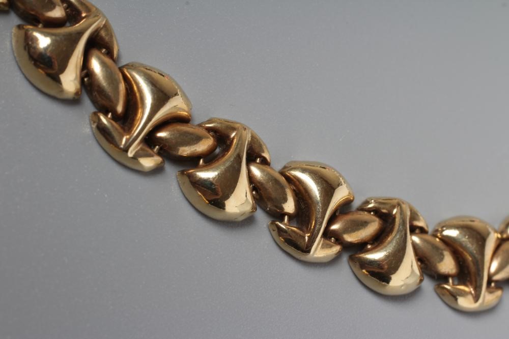 A 9CT GOLD PANEL LINK NECKLACE Image