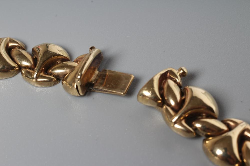 A 9CT GOLD PANEL LINK NECKLACE Image