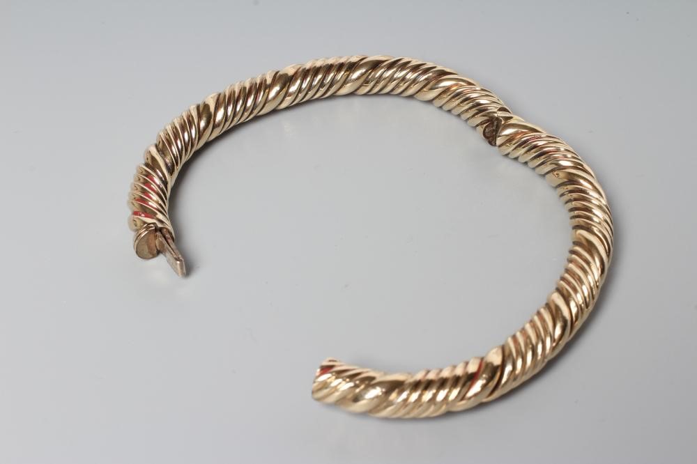 A HOLLOW ROPE TWIST STIFF HINGED BANGLE Image