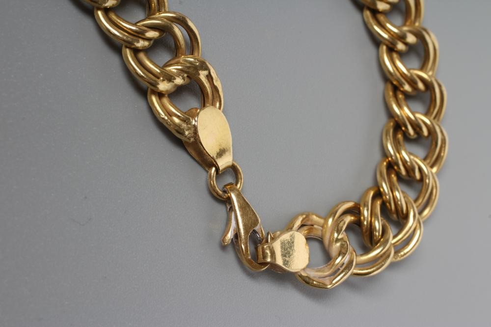 A CHAIN BRACELET Image