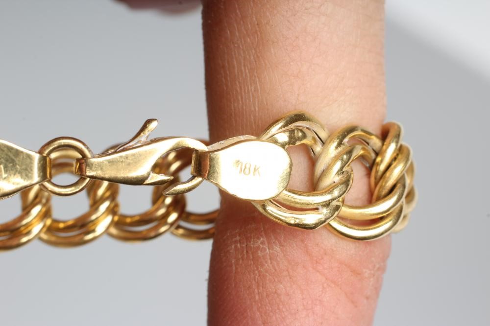 A CHAIN BRACELET Image