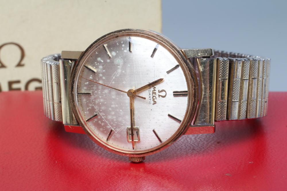 A GENTLEMAN'S 9CT GOLD OMEGA AUTOMATIC WRISTWATCH Image
