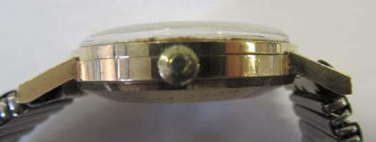 A GENTLEMAN'S 9CT GOLD OMEGA AUTOMATIC WRISTWATCH Image