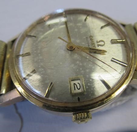 A GENTLEMAN'S 9CT GOLD OMEGA AUTOMATIC WRISTWATCH Image