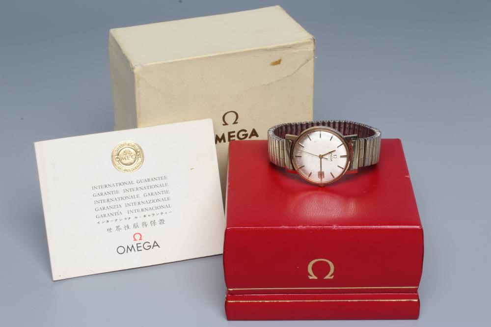 A GENTLEMAN'S 9CT GOLD OMEGA AUTOMATIC WRISTWATCH Image