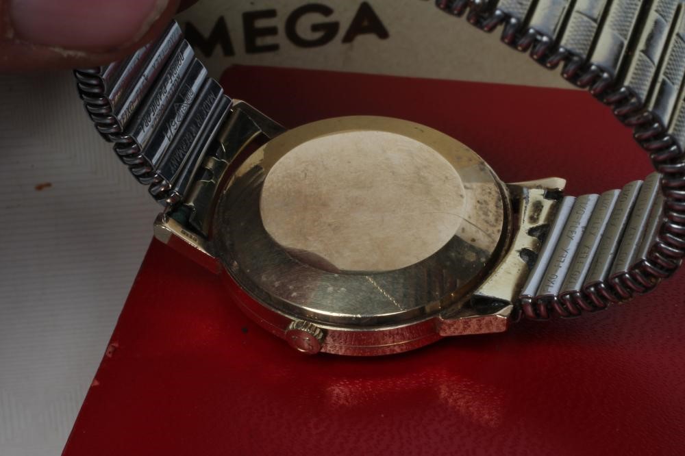 A GENTLEMAN'S 9CT GOLD OMEGA AUTOMATIC WRISTWATCH Image