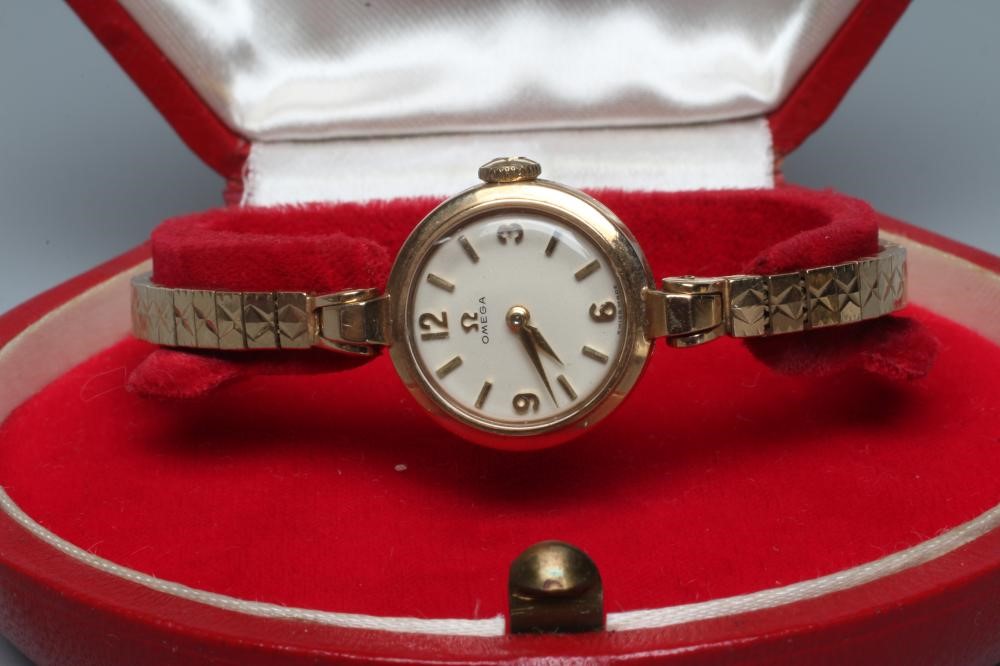 A GENTLEMAN'S 9CT GOLD OMEGA AUTOMATIC WRISTWATCH Image