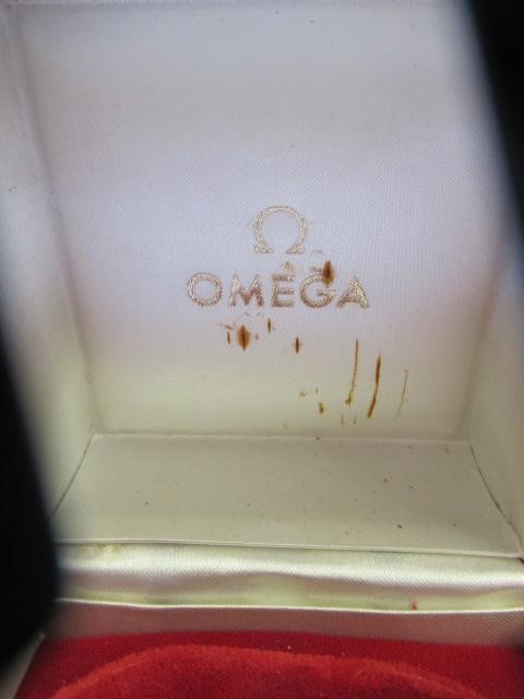 A GENTLEMAN'S 9CT GOLD OMEGA AUTOMATIC WRISTWATCH Image