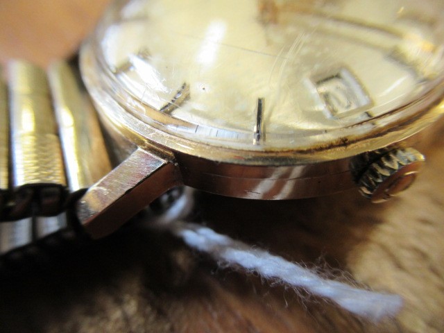 A GENTLEMAN'S 9CT GOLD OMEGA AUTOMATIC WRISTWATCH Image