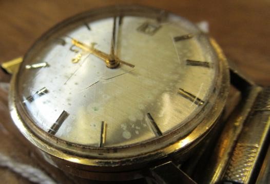 A GENTLEMAN'S 9CT GOLD OMEGA AUTOMATIC WRISTWATCH Image