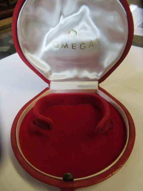 A LADY'S 9CT GOLD OMEGA WRISTWATCH Image