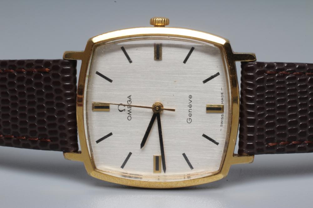 A GENTLEMAN'S OMEGA WRISTWATCH Image