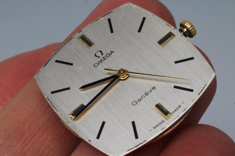 A GENTLEMAN'S OMEGA WRISTWATCH Image