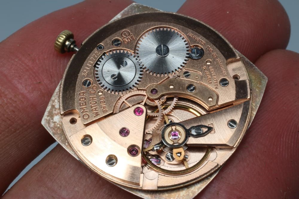 A GENTLEMAN'S OMEGA WRISTWATCH Image