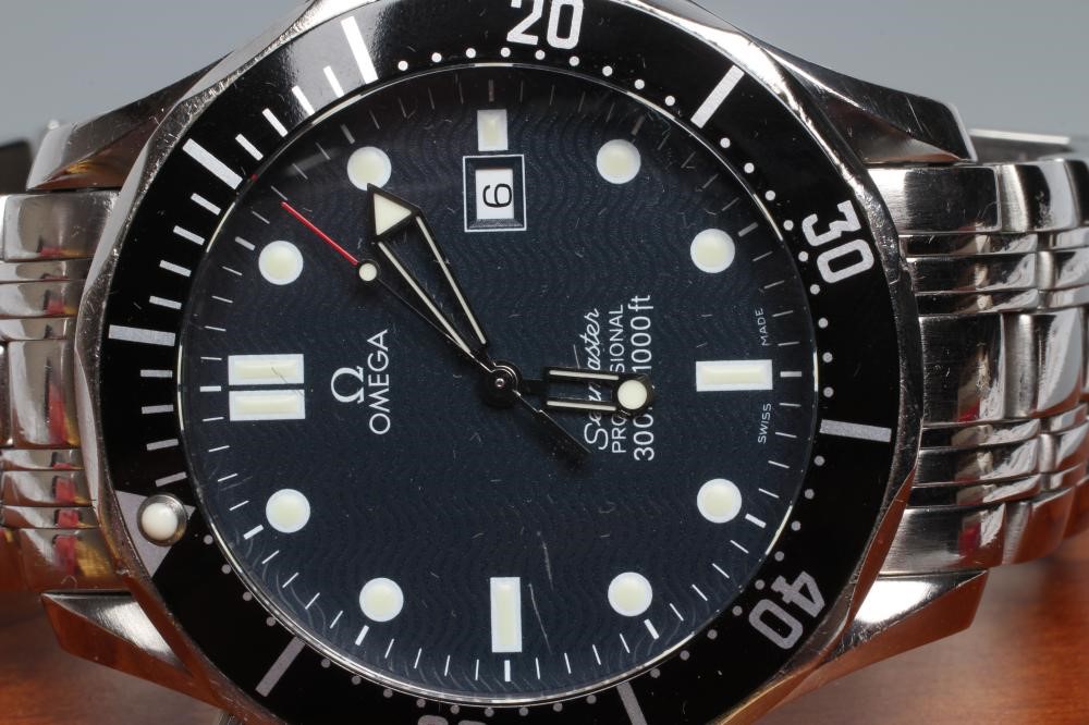 A GENTLEMAN'S OMEGA SEAMASTER PROFESSIONAL WRISTWATCH Image