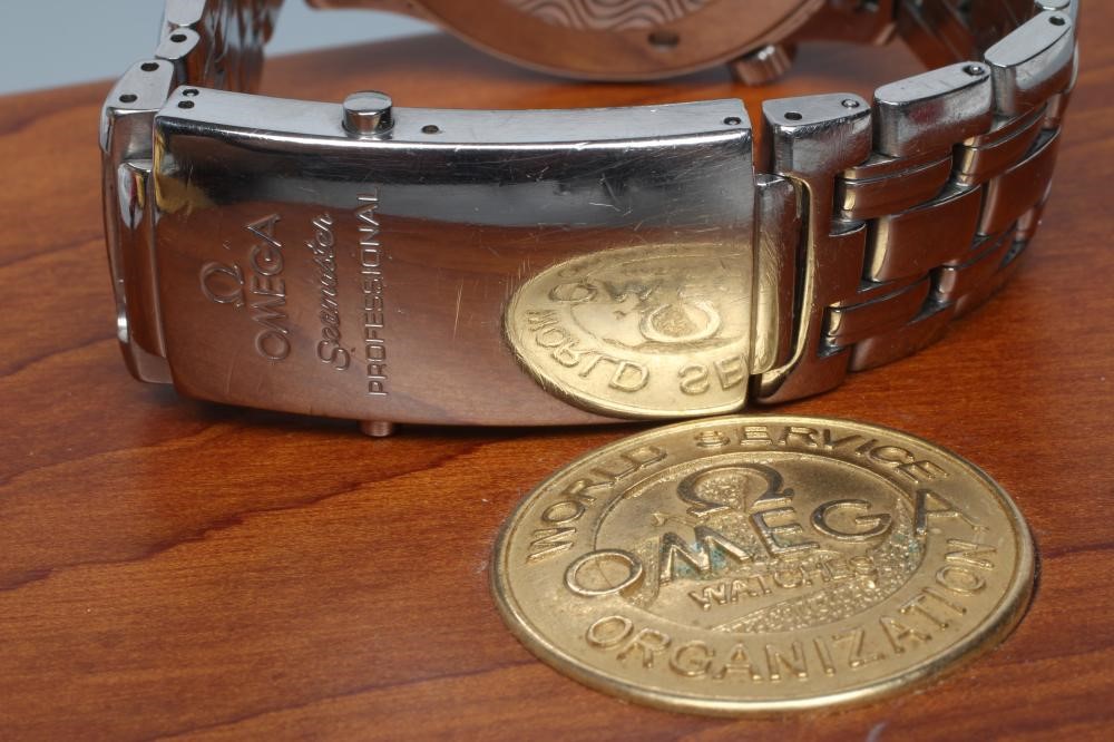 A GENTLEMAN'S OMEGA SEAMASTER PROFESSIONAL WRISTWATCH Image