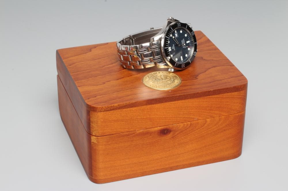 A GENTLEMAN'S OMEGA SEAMASTER PROFESSIONAL WRISTWATCH Image