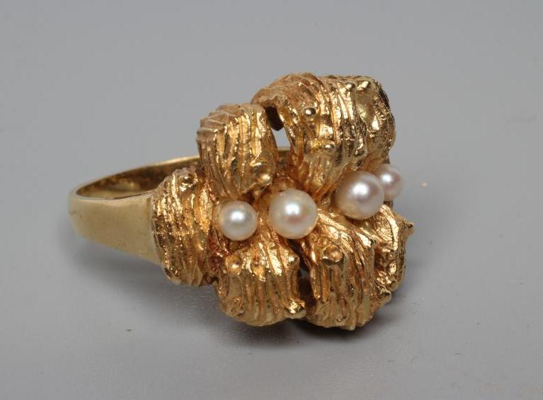 A COCKTAIL RING Image