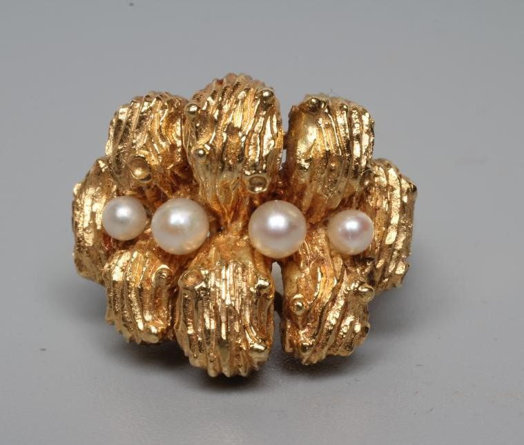 A COCKTAIL RING Image