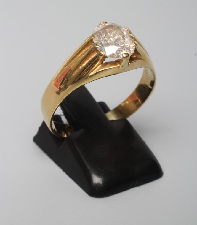 A GENTLEMAN'S SOLITAIRE DIAMOND RING Image