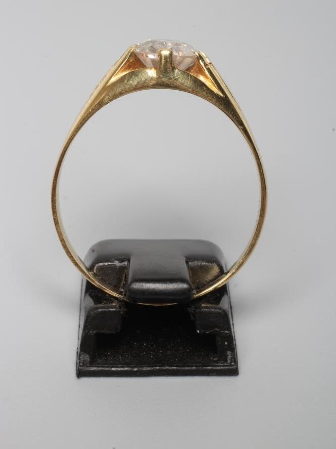 A GENTLEMAN'S SOLITAIRE DIAMOND RING Image