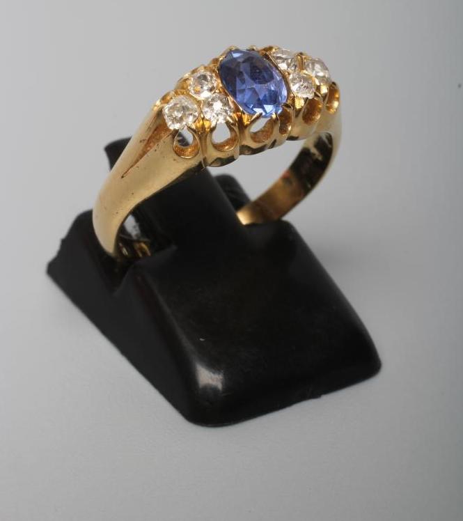 A SAPPHIRE AND DIAMOND RING Image