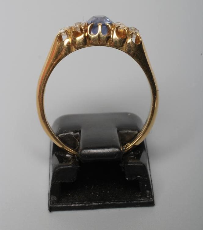 A SAPPHIRE AND DIAMOND RING Image