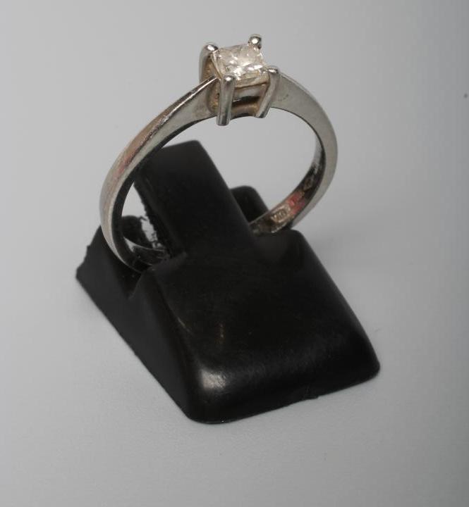 A SOLITAIRE DIAMOND RING Image