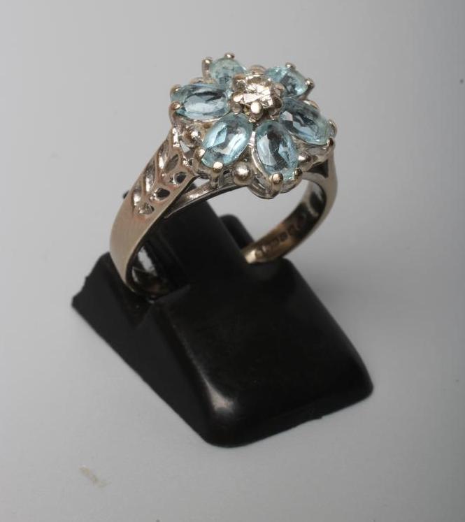 AN AQUAMARINE AND DIAMOND CLUSTER RING Image
