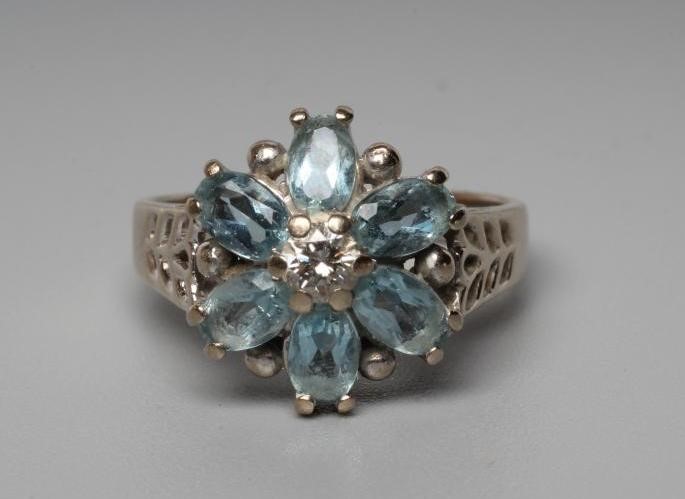 AN AQUAMARINE AND DIAMOND CLUSTER RING Image