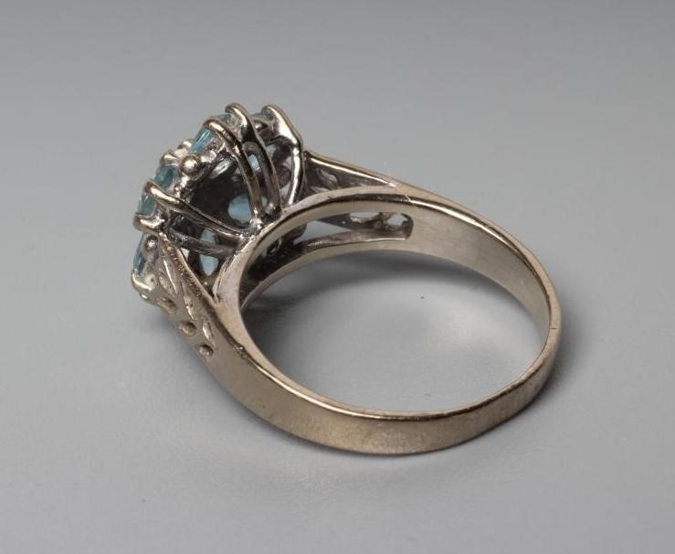 AN AQUAMARINE AND DIAMOND CLUSTER RING Image