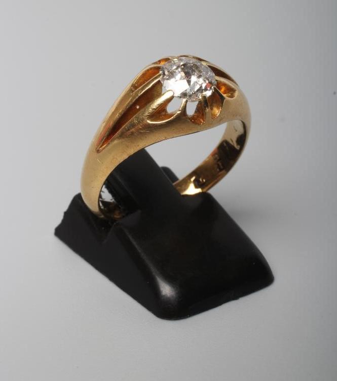 A GENTLEMAN'S SOLITAIRE DIAMOND RING Image