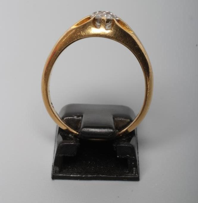 A GENTLEMAN'S SOLITAIRE DIAMOND RING Image