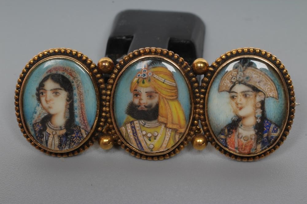 AN INDIAN TRIPLE PORTAIT BROOCH Image