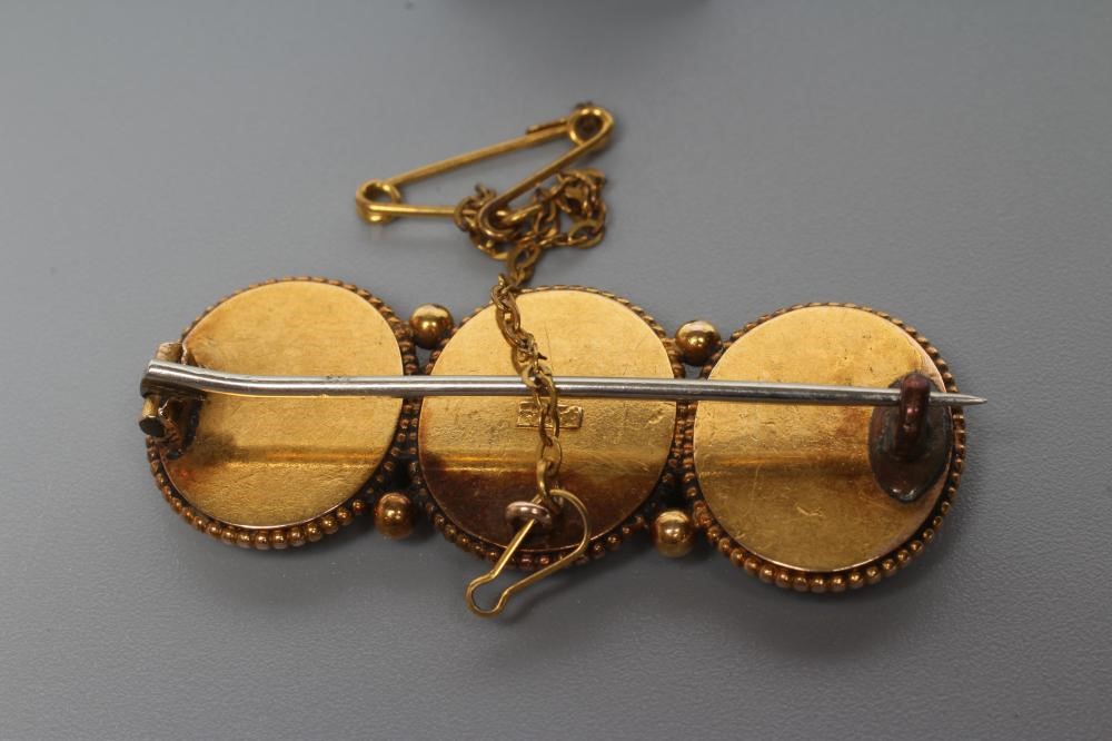 AN INDIAN TRIPLE PORTAIT BROOCH Image