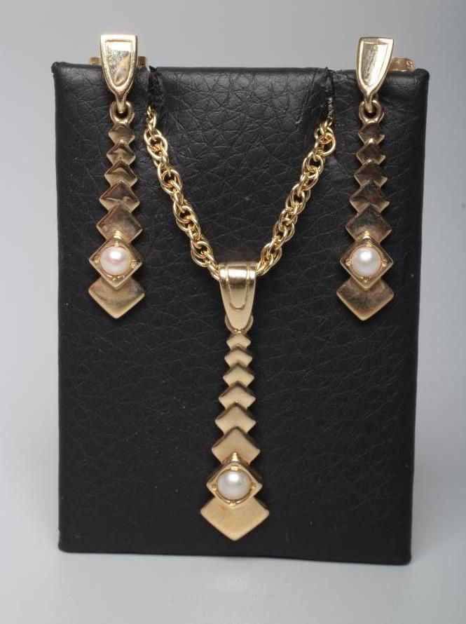 A 9CT GOLD PENDANT AND MATCHING DROP EAR STUDS Image