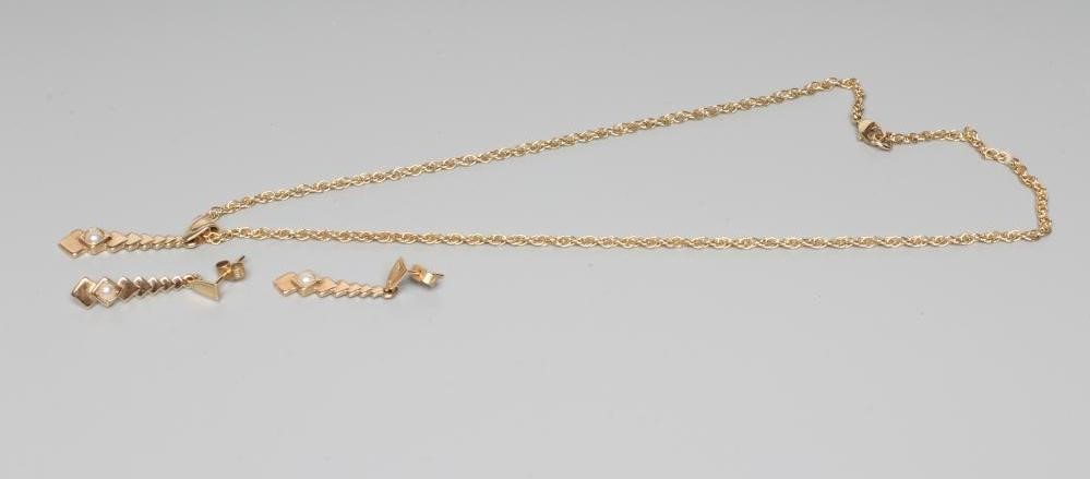 A 9CT GOLD PENDANT AND MATCHING DROP EAR STUDS Image