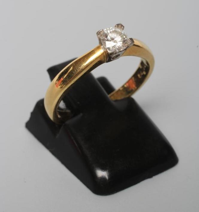 A SOLITAIRE DIAMOND RING Image
