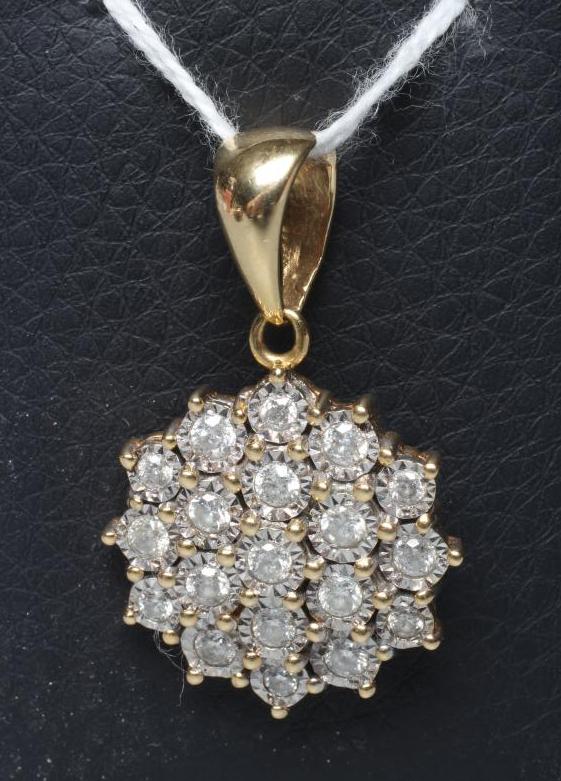 A DIAMOND CLUSTER PENDANT Image
