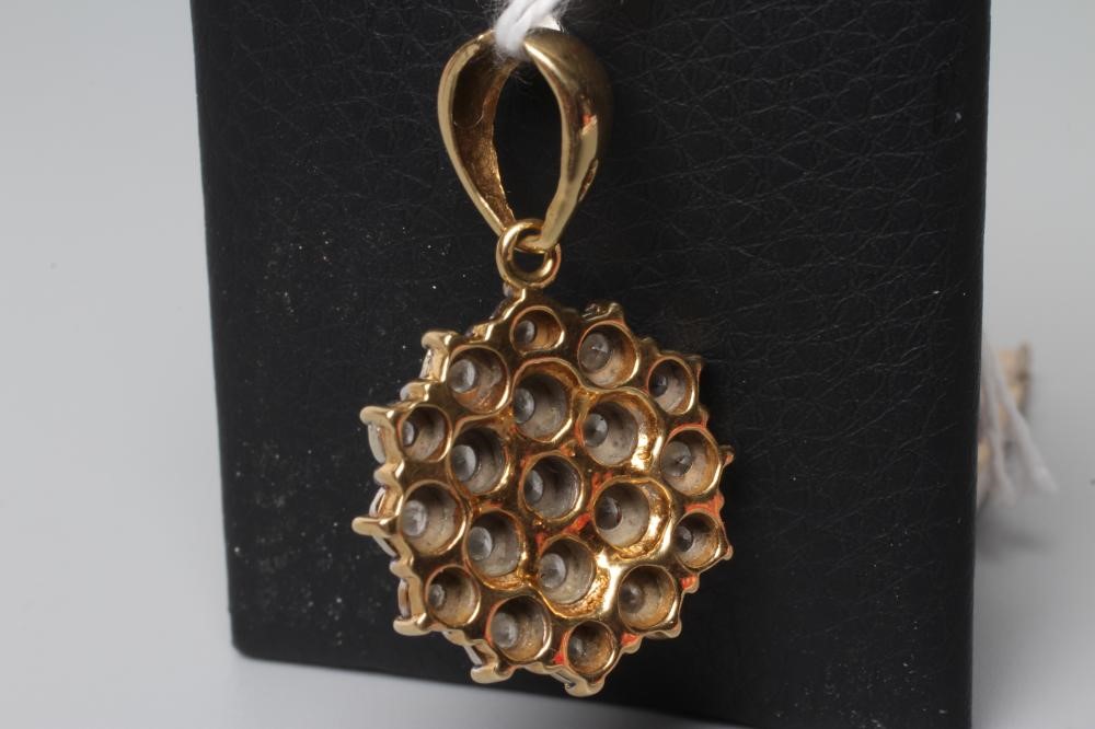 A DIAMOND CLUSTER PENDANT Image