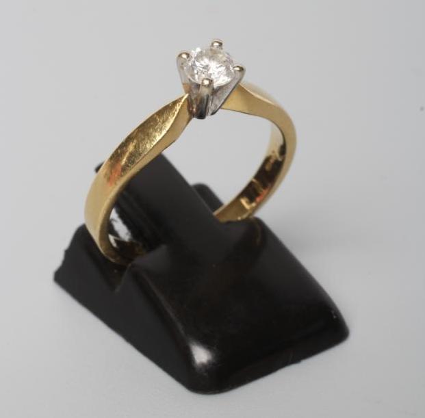 A SOLITAIRE DIAMOND RING Image