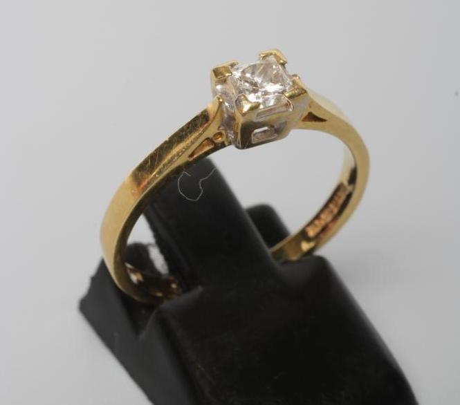 A SOLITAIRE DIAMOND RING Image