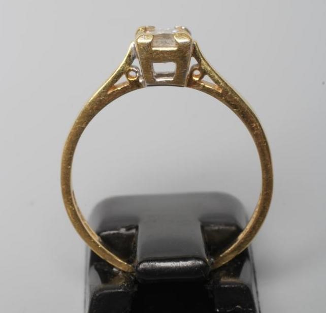 A SOLITAIRE DIAMOND RING Image